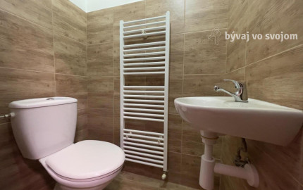 Prenájom, 40 m² priestoru v centre Nových Zámkov