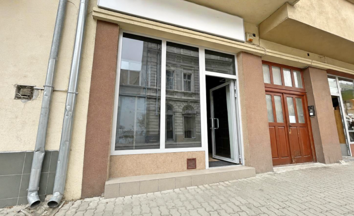 Obchodný priestor v centre Nových Zámkov - fotografia 1
