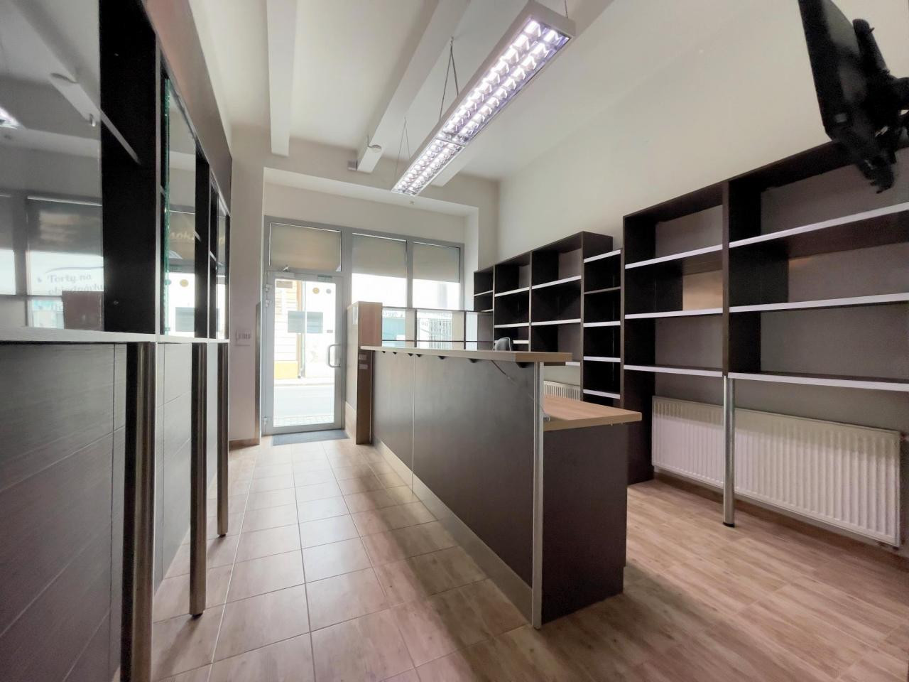 Prenájom, 40 m² priestoru v centre Nových Zámkov
